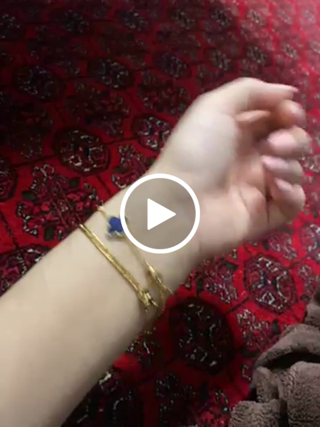 Customer video review of Dreamy Clover Armband | 18K vergoldet