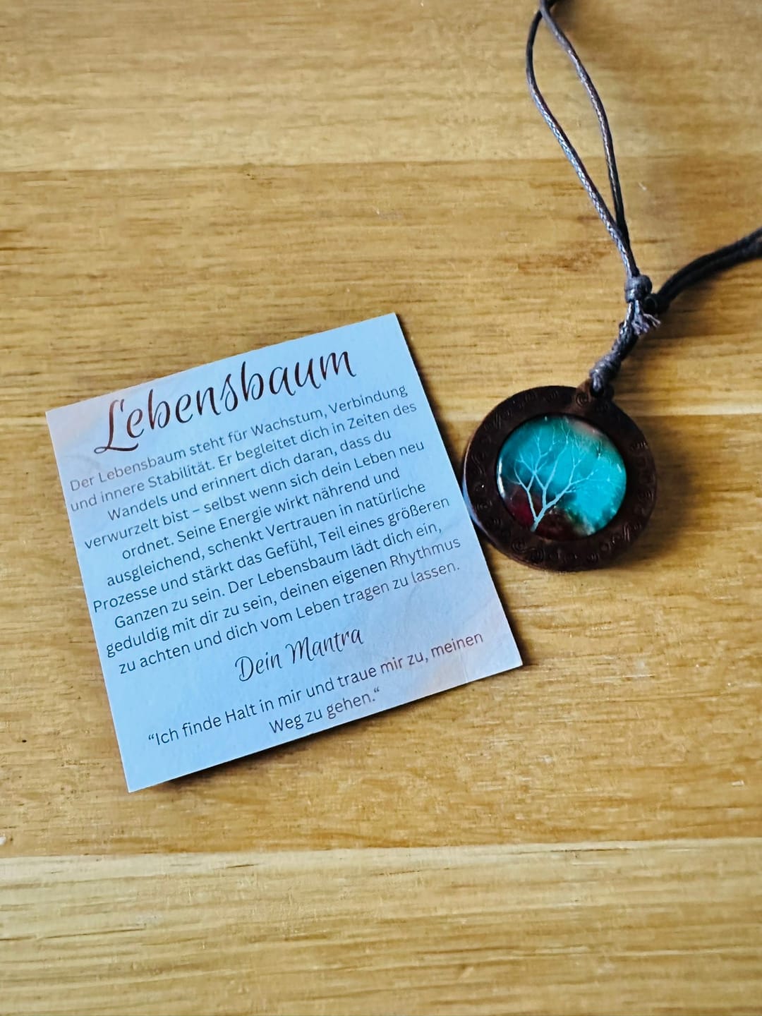 Customer photo review of Lebensbaum Halskette - Holz & Leder