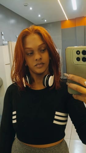 Customer photo review of Lace Front HD Cassandra Ruiva - Repartição Livre 13x4