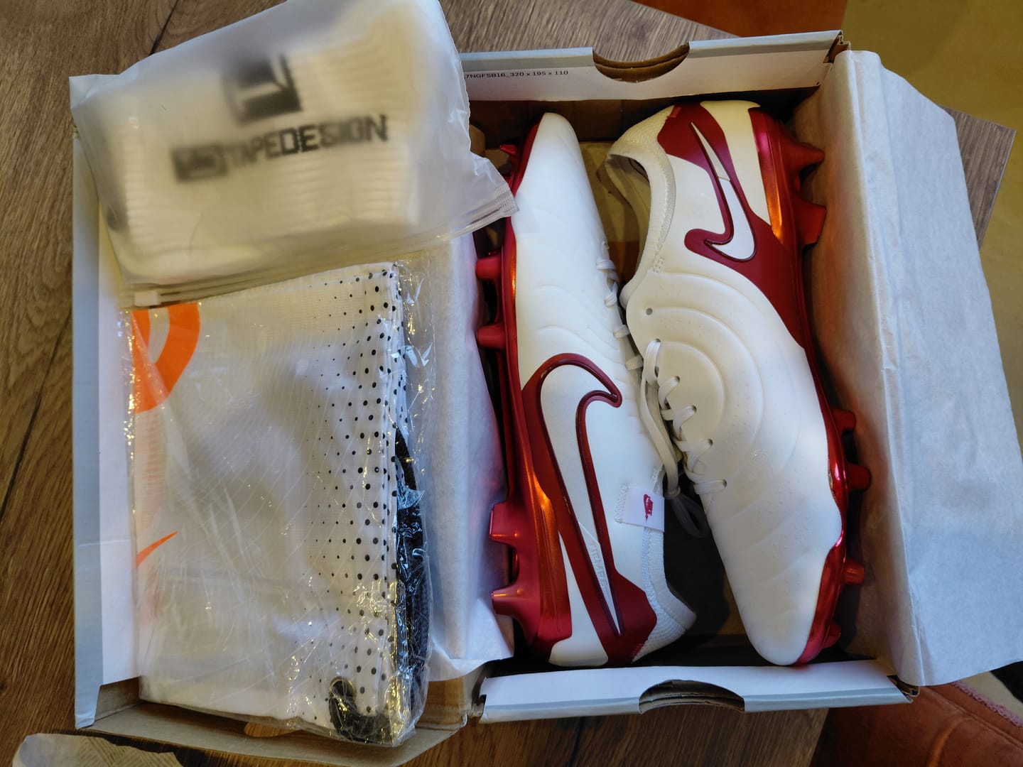 Customer photo review of TIEMPO LEGEND 10 ELITE FG CHROMATIC - BLANC/MULTICOLOR