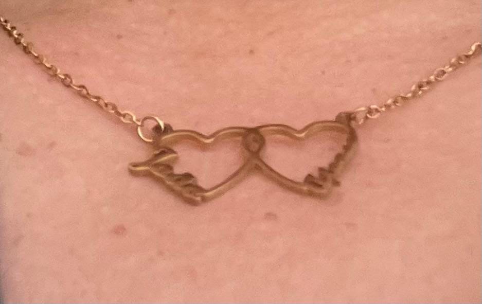 Customer photo review of Colar em Coração com Nome Personalizado