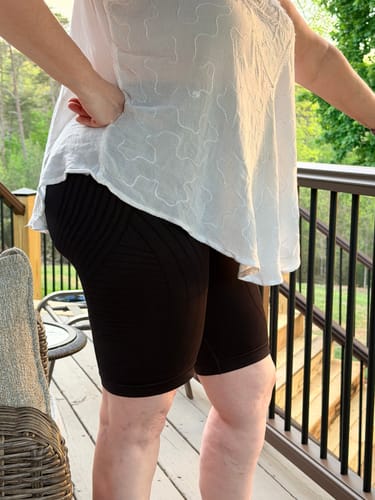 Reviewer standing on a deck wearing the black 3D Anti-Cellulite Short Leggings, showing the fit and side texture.