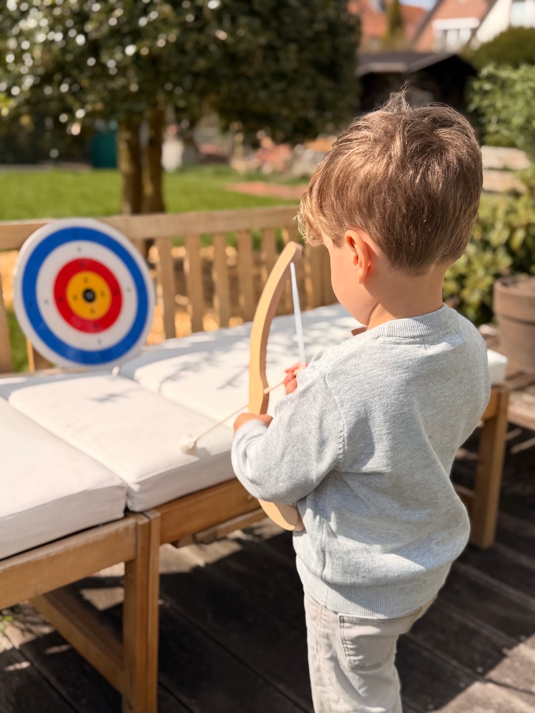 Customer photo review of Kinderbogen - Holzspielzeug, mit Saugnapfpfeilen, Köcher & Zielscheibe