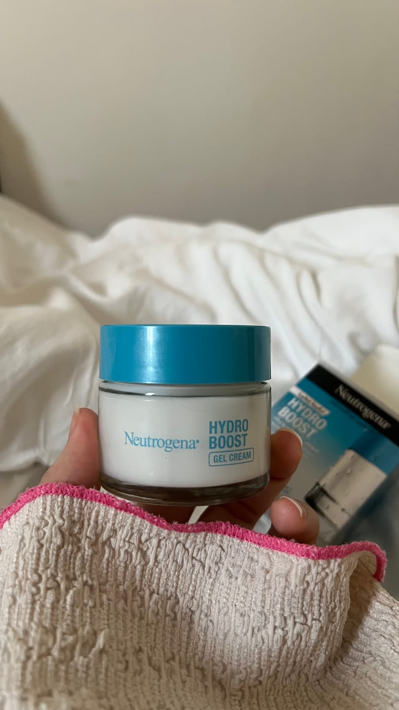 Customer photo review of كريم جل مرطب هيدرو بوست من نيوتروجينا للبشرة الجافة - 50 مل