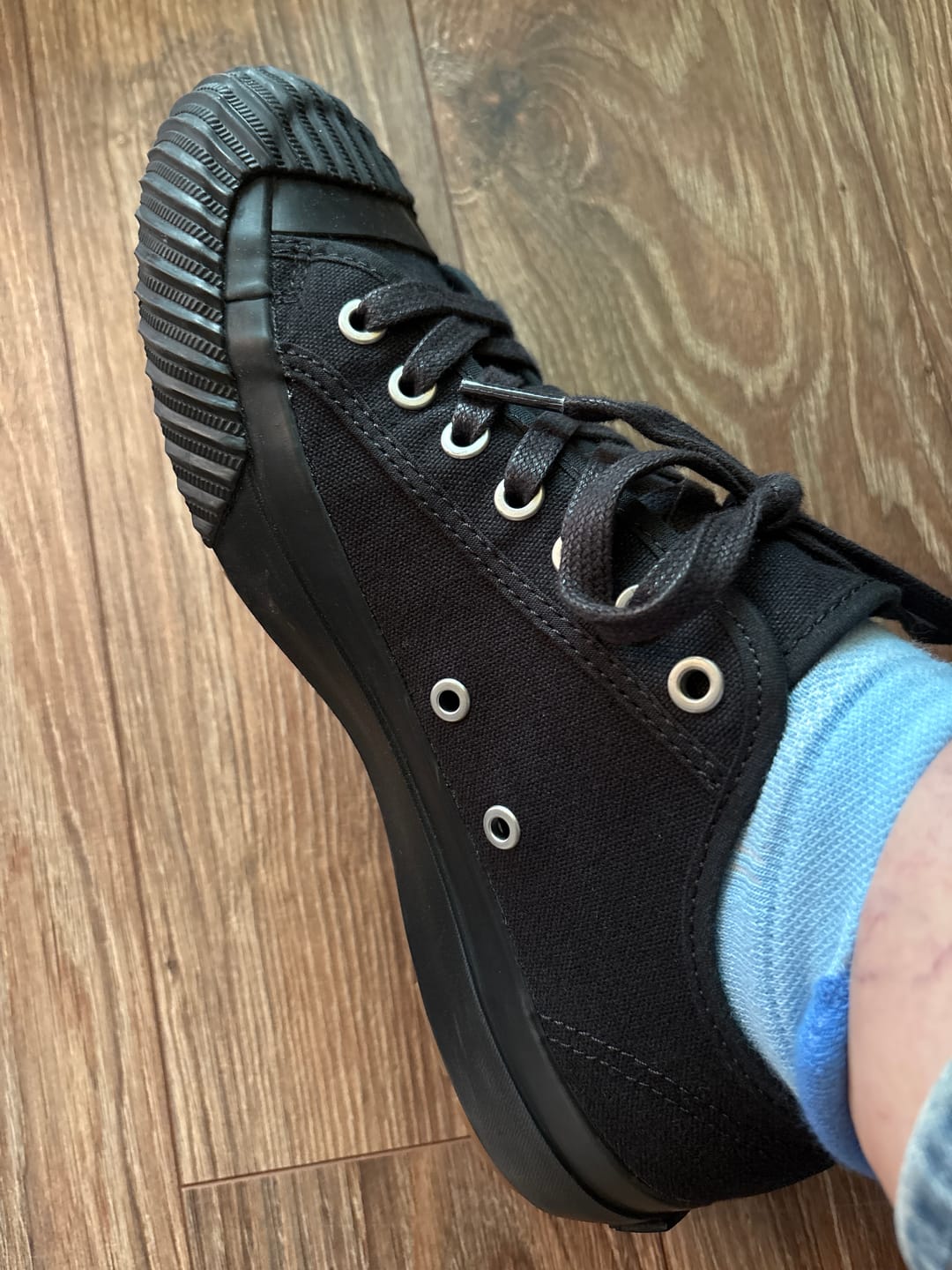 Customer photo review of Grounder Low-Top Black/Gum