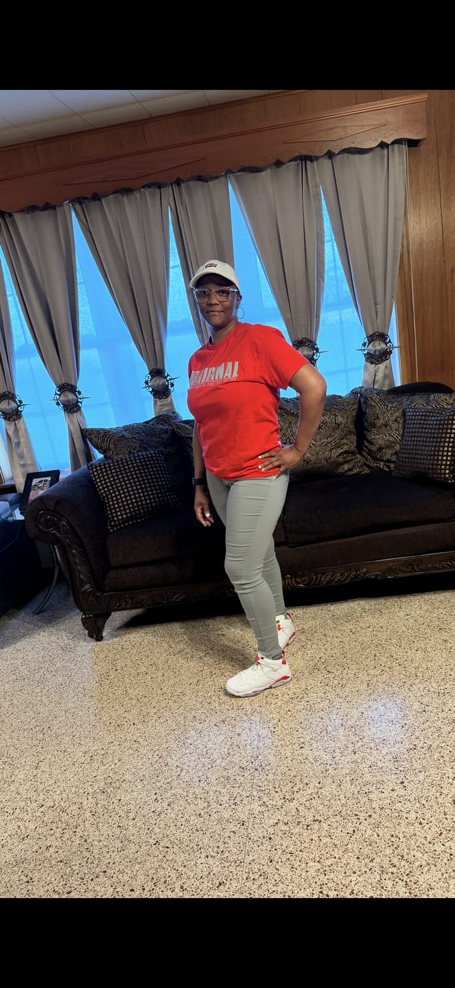 Customer photo review of Stay ORIGINAL Graphic Tee (Grey Print)