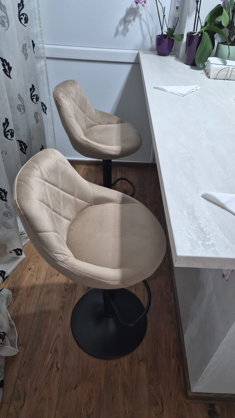 Customer photo review of Scaun de bar rotativ H101, bej/negru, stofa catifelata/metal, 47x45x84/106 cm