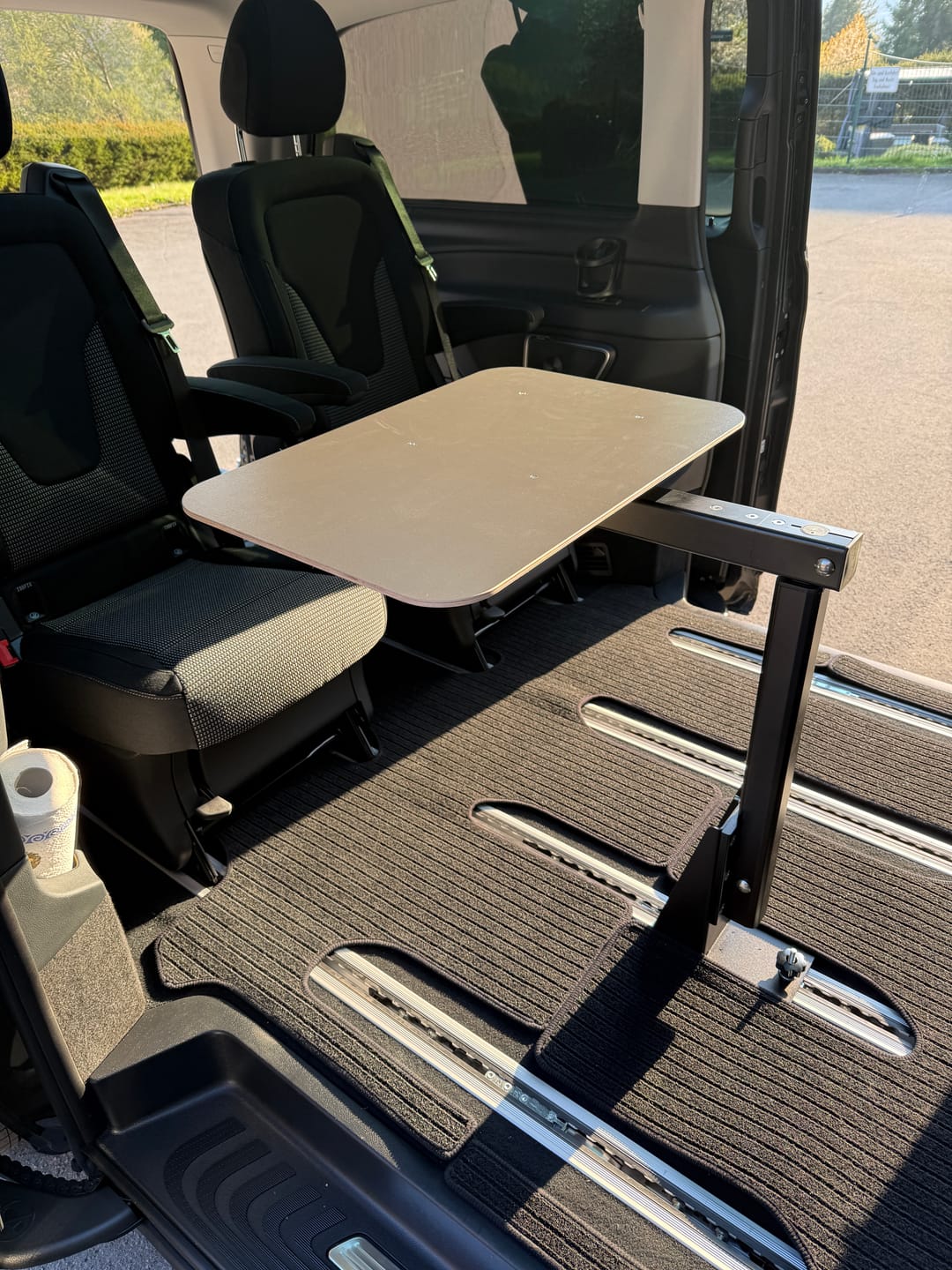 Customer photo review of Tisch passend für alle Bodenschienen und Bodenplatte - klappbar, faltbar und schwenkbar - Büro und Camping im Van