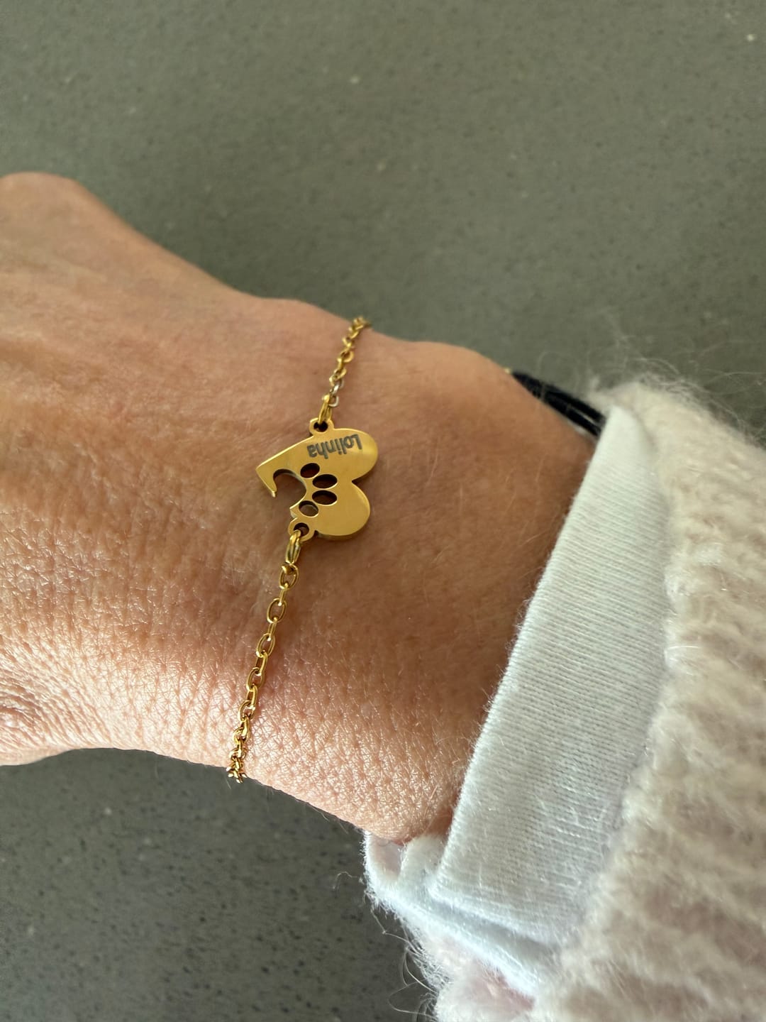 Customer photo review of Pulseira em Pata e Coração Personalizada com Nome