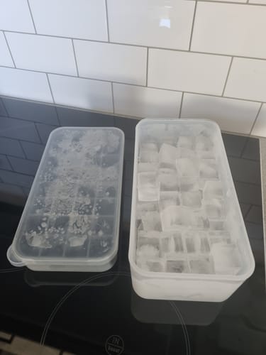 Kundens isbitform med oppbevaring, som viser den fulle oppbevaringsboksen og den tomme silikonformen.