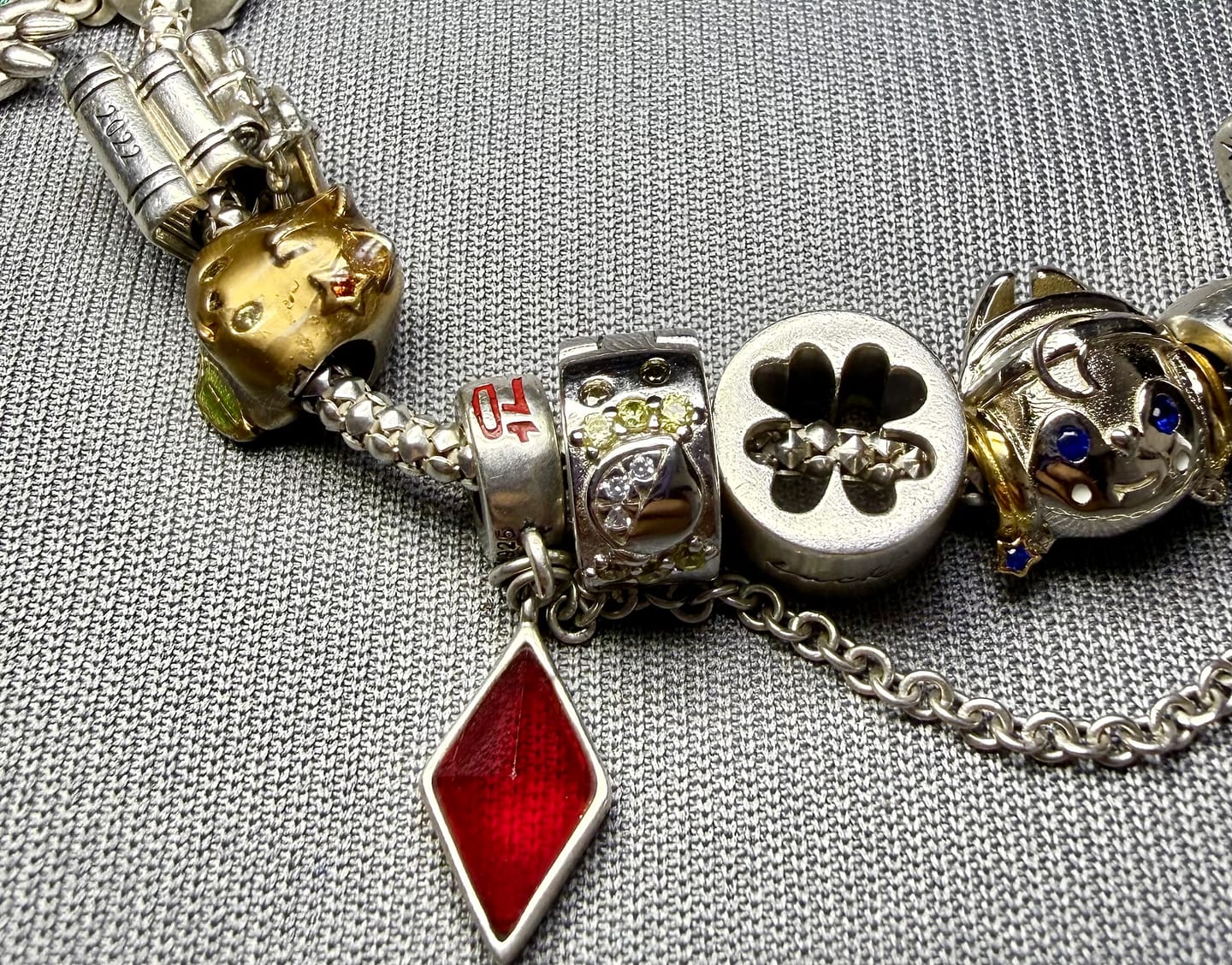 Customer photo review of Ateez PROJECT A-Z In Your Fantasy charms