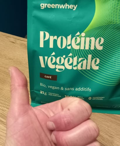 Client faisant un pouce en l'air devant le sachet vert de Protéine Végétale saveur café.