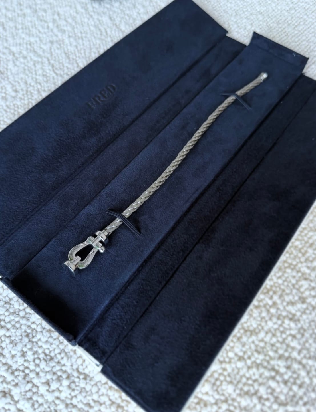 Customer photo review of צמיד יוקרתי עם רצועת מתכת אפורה ואבזם בגוון כסף בעיצוב אלגנטי מודרני