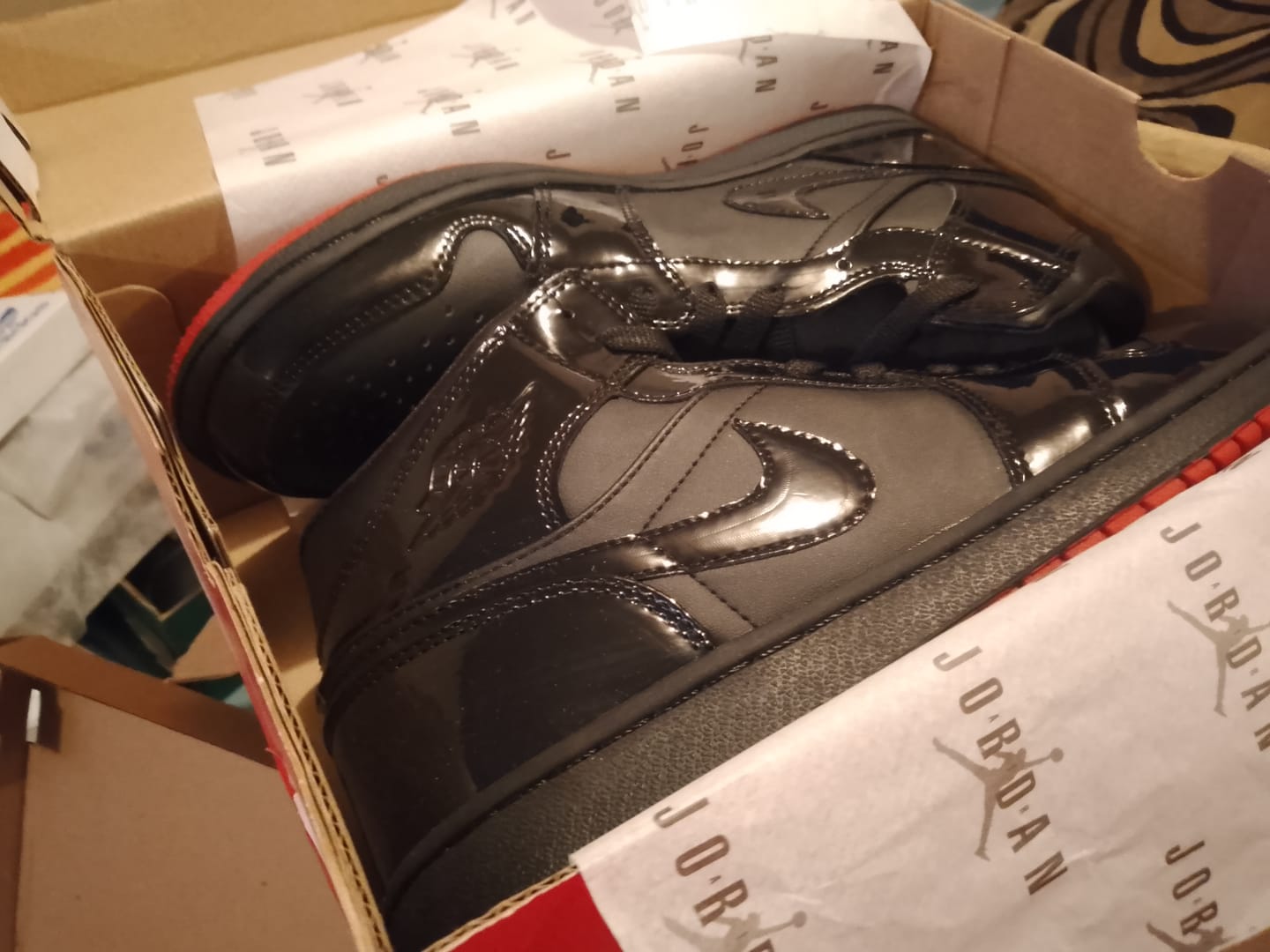 Customer photo review of Tenis Retro 1 Charol Negro Suela Rojo