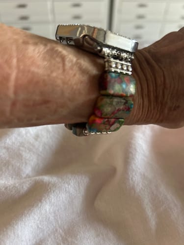 Reviewer showing a close-up of the colorful Chic Flower Stretch Apple Watch Strap on their wrist.