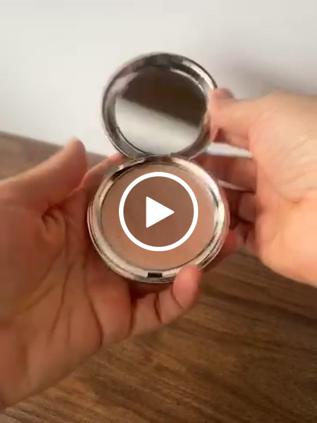 Customer video review of ILUMINADOR EFECTO HÚMEDO SUBLIME