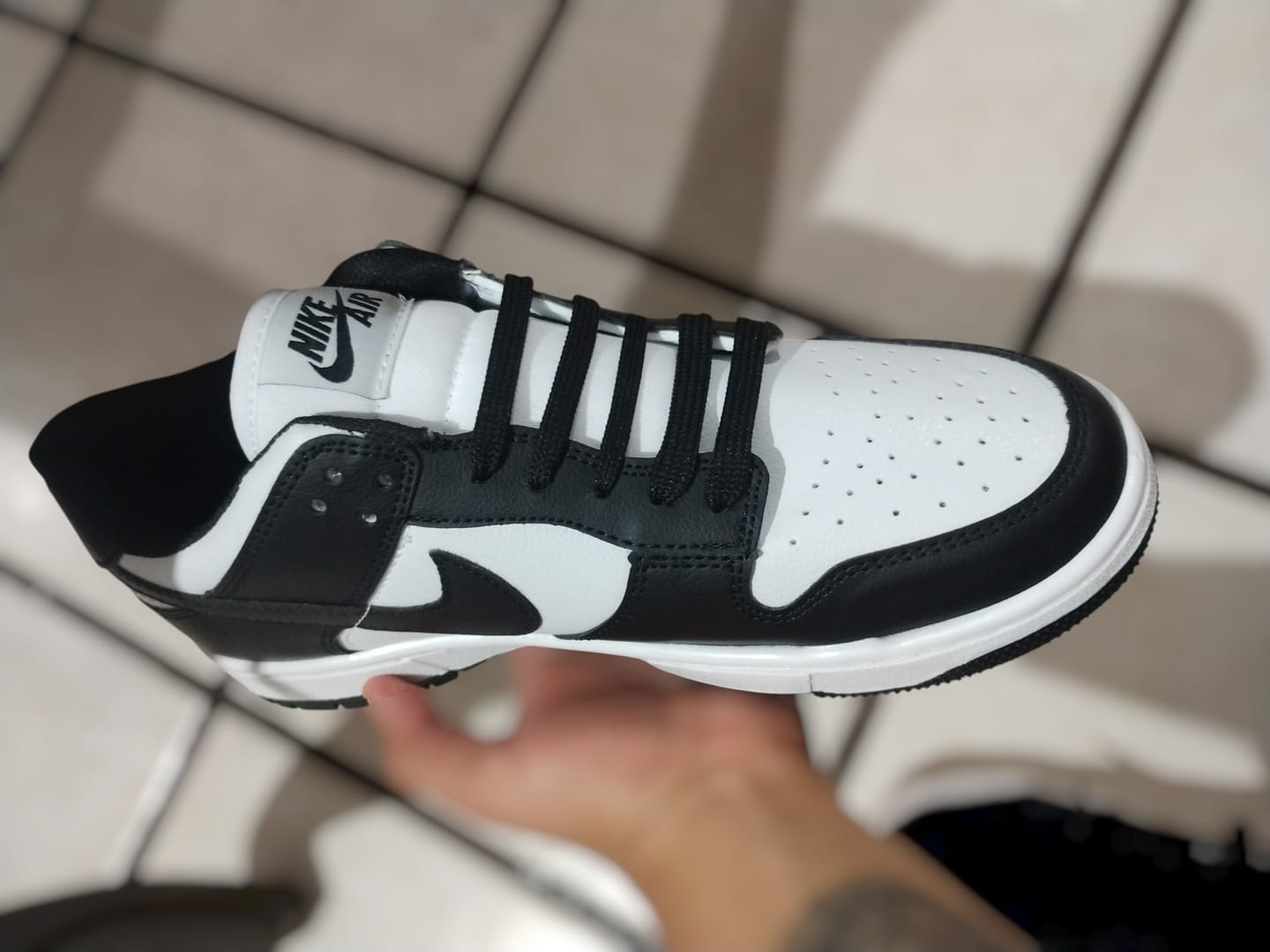 Customer photo review of Tenis Dunk Blanco Negro