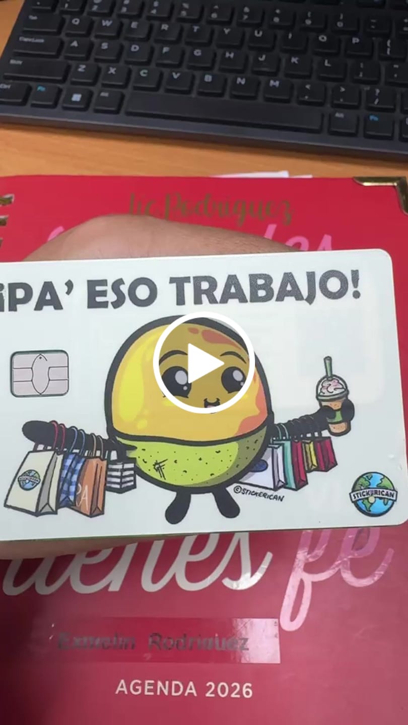 Customer video review of Pa’ Eso Trabajo - Sticker para Tarjeta de Crédito