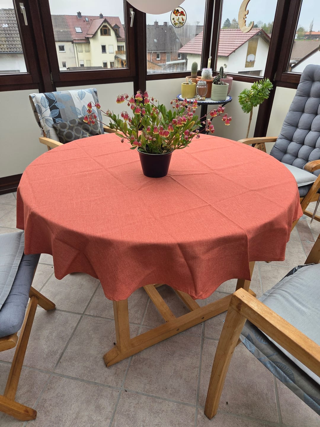 Customer photo review of Leinen Optik Tischdecke oval / rund orange