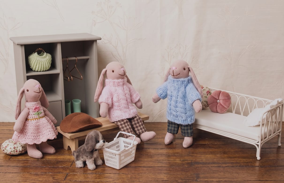 Customer photo review of The Lost Hat in the Dressing Room – 1:12 Scale Dollhouse Miniature Story-Box