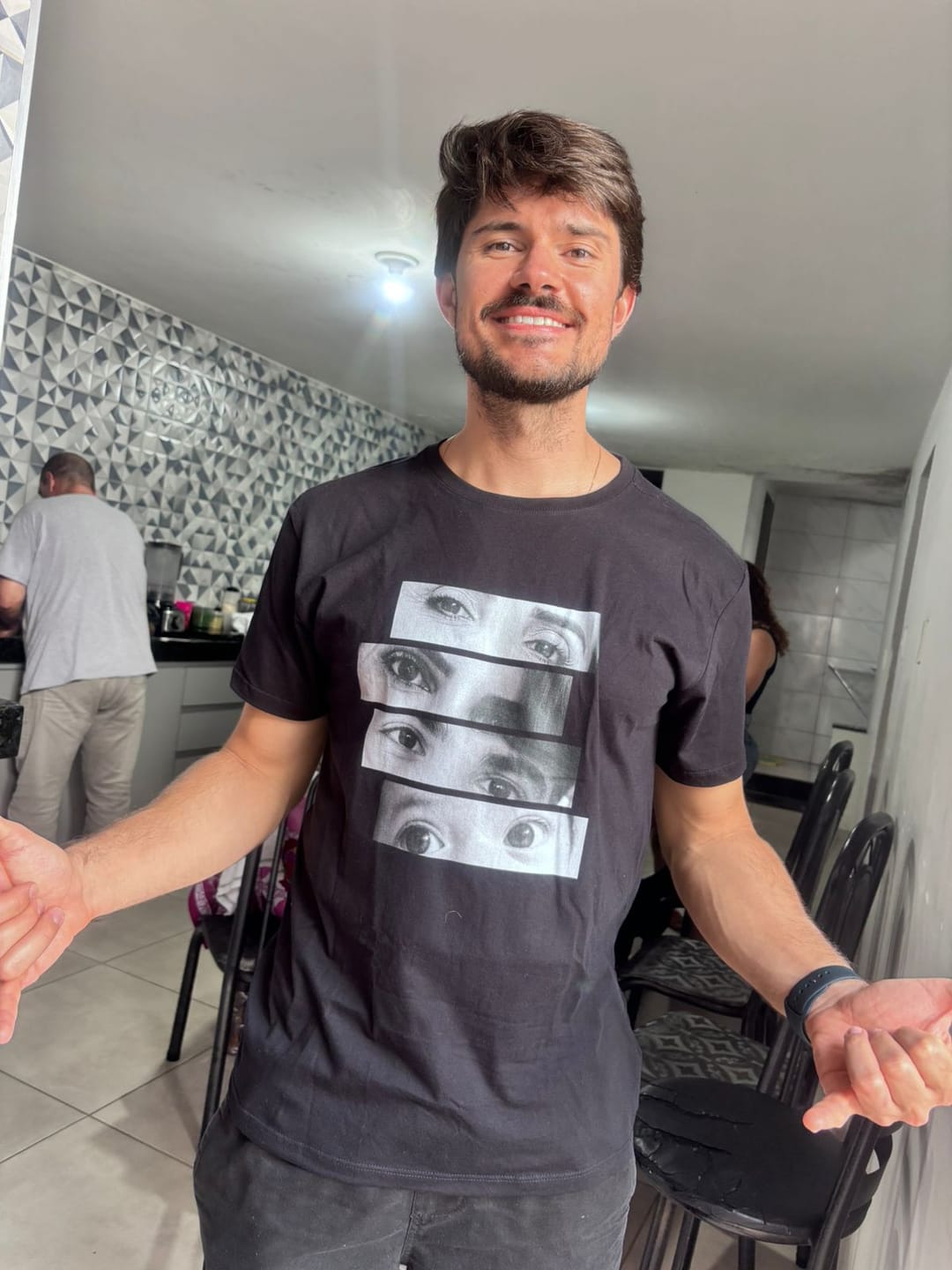 Customer photo review of Camiseta Personalizada OLHARES DOS FILHOS (Até 6) - Algodão 100%