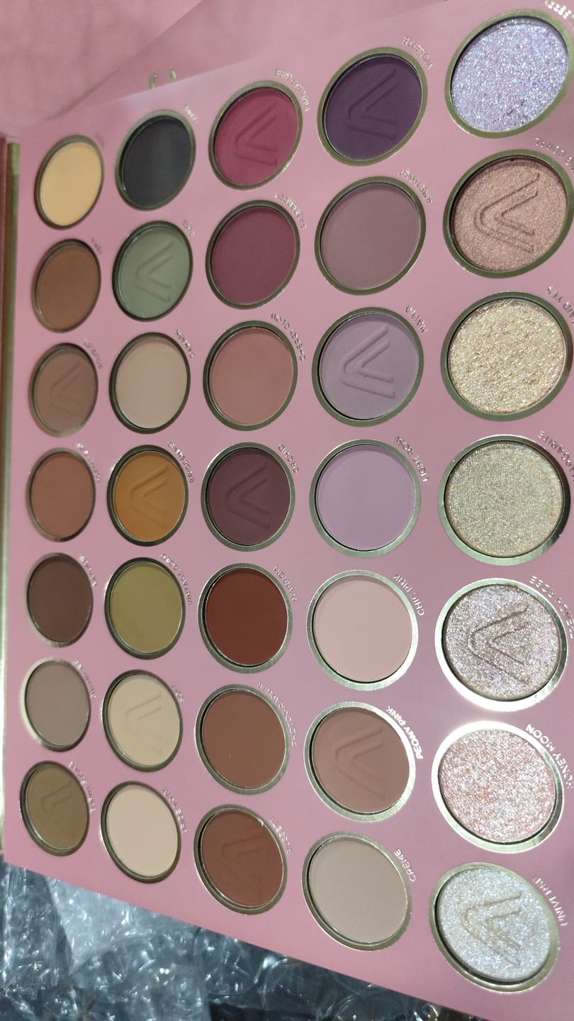 Customer photo review of PALETA DE SOMBRAS CLASSIC 35 TONOS