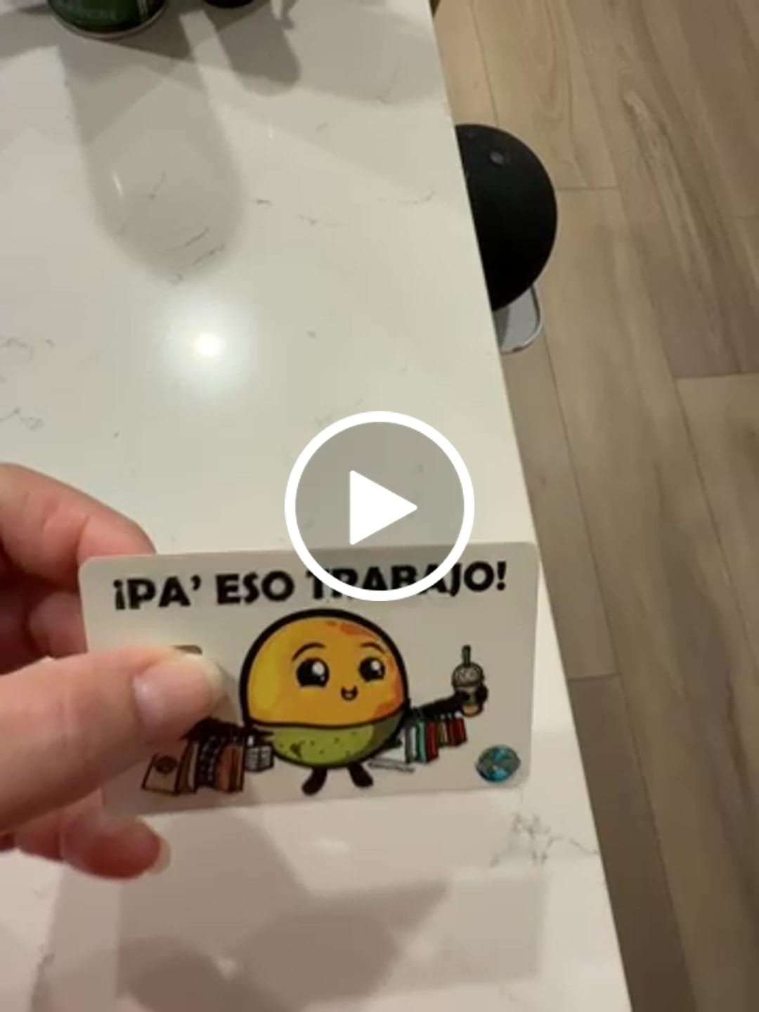 Customer video review of Pa’ Eso Trabajo - Sticker para Tarjeta de Crédito