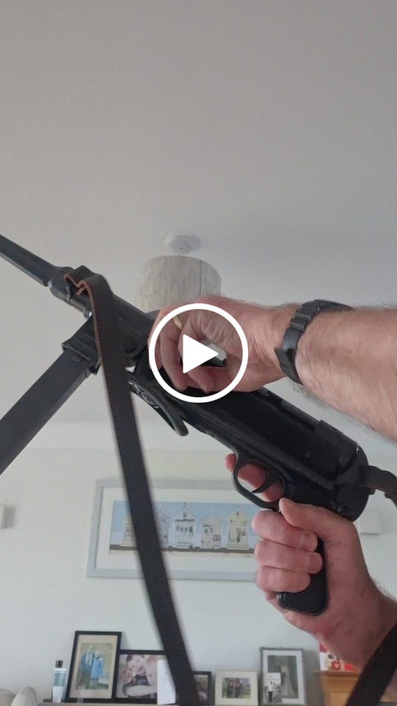 Customer video review of CALL OF DUTY - German WWII MP40 Sub-Machine Gun 1940
