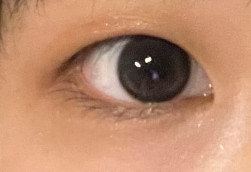 レビューアーの目のクローズアップ。「Bean Kristin - ドリップブラウン」を装用し、自然に大きな瞳に見える。