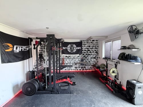 Ein Kunde zeigt sein R7 Nemesis Rack, das vollständig in einem beeindruckenden Home-Gym aufgebaut ist.