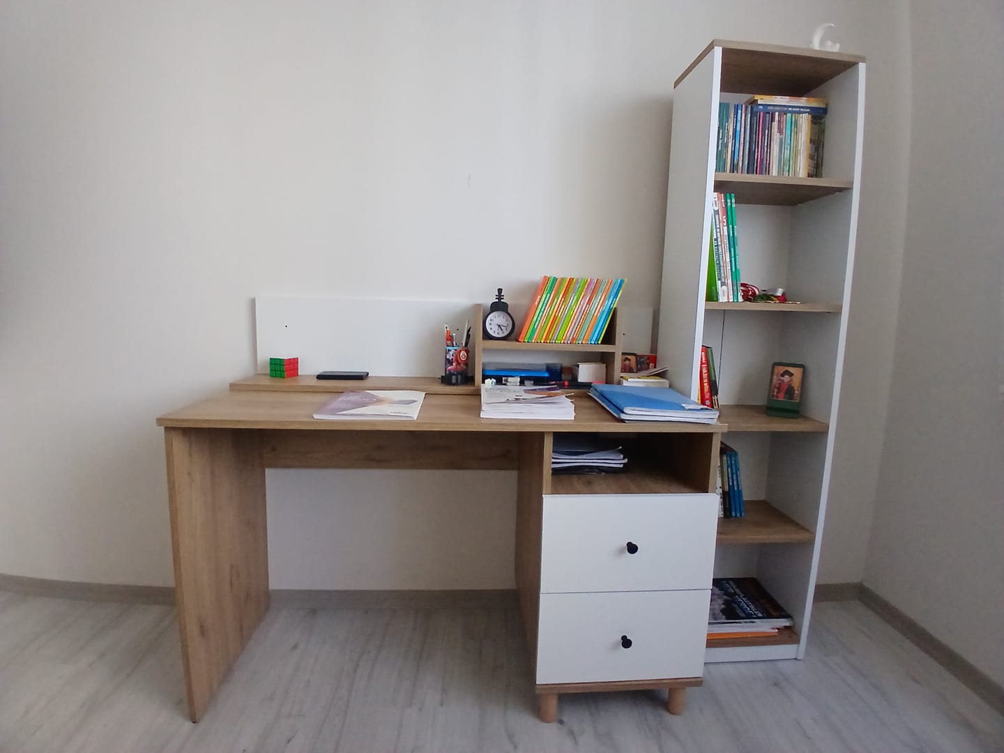 Customer photo review of Rani HA115 Çekmeceli Kitaplıklı Çalışma Ofis Bilgisayar Masası Sepet Ceviz - Beyaz