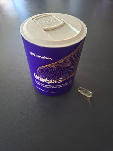 Photo d'un client montrant le pot violet d'Oméga 3 EPAX® et une gélule translucide.