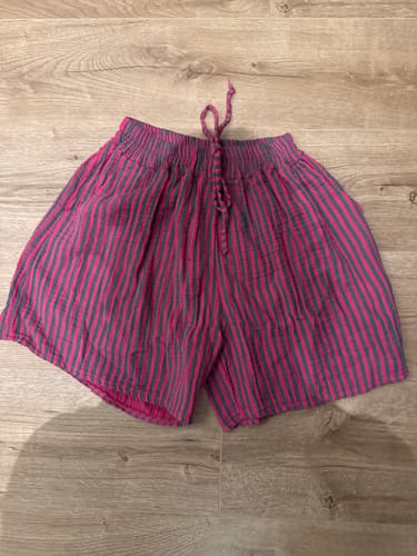 Customer photo review of Musselin Shorts COLOURFUL LINES pink-grün