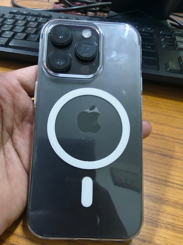 Customer holding an iPhone 14 Pro with the clear Magsafe case, showing the white magnetic ring.