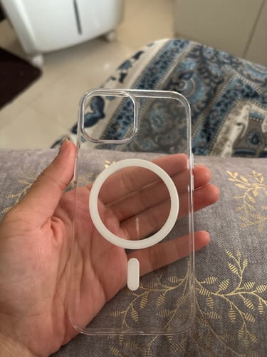 Customer holding the clear Anti Yellow Magsafe Case, showing its transparency and the white magnetic ring.