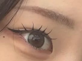 レビューアーの「I am Kristin - グレー」着用時の目のクローズアップ。自然で落ち着いた色合いです。