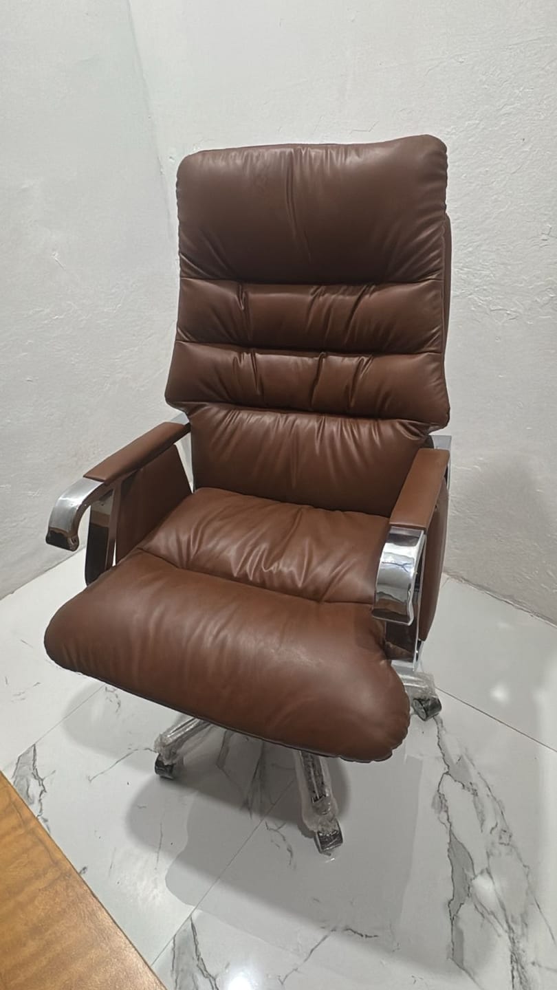 Customer photo review of Ettorez FORTUNA Premium Leatherette Chair