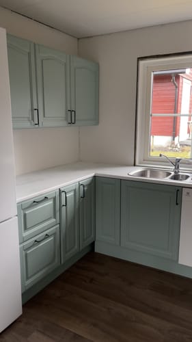 Annen vinkel av kundens kjøkken som viser hvit mikrosement kontaktplast på benken.