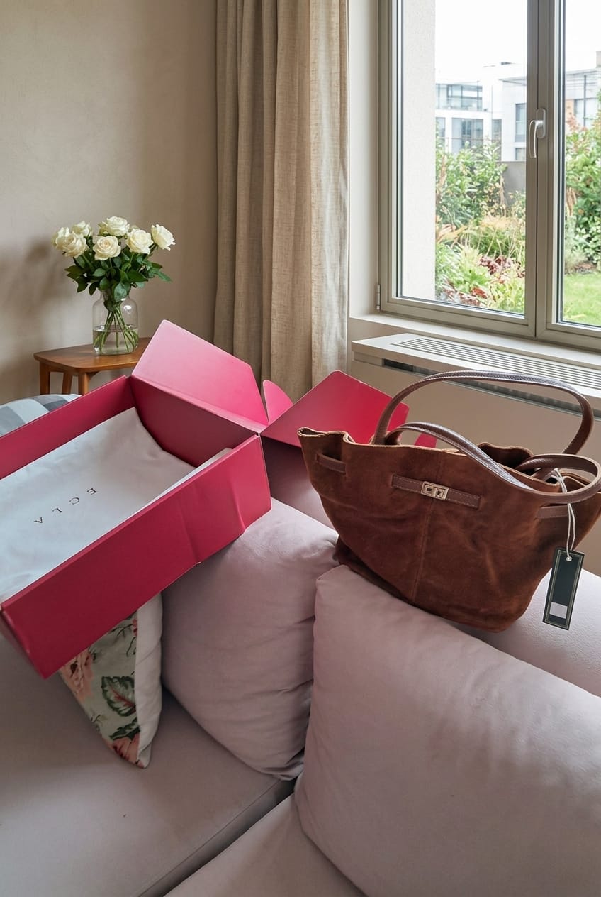 Customer photo review of Vivienne | Hakiki Süet Deri Çanta