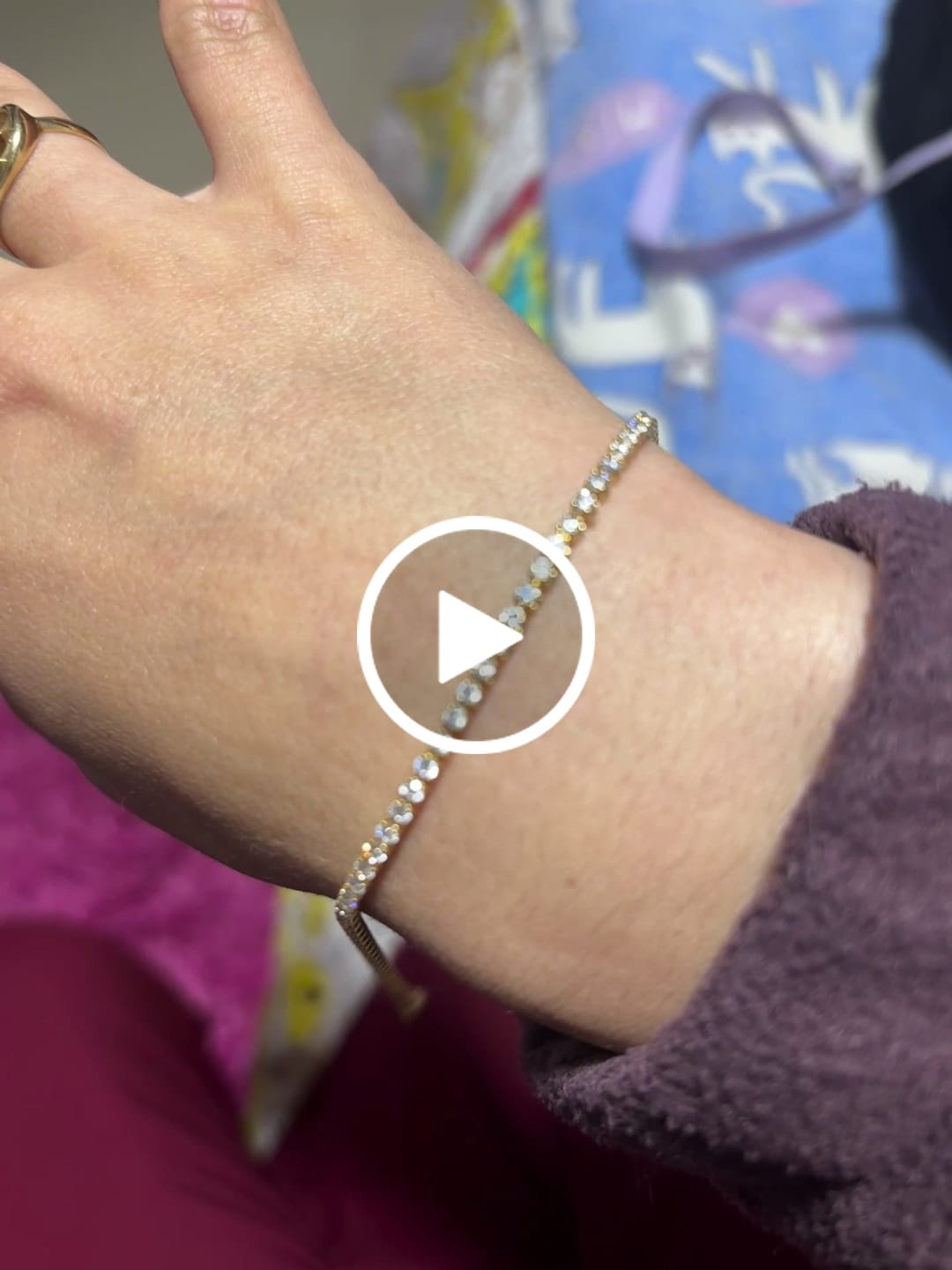 Customer video review of Pulsera Tenis en Oro laminado 18k