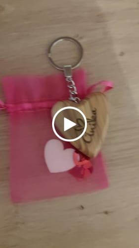 Customer video review of Schlüsselanhänger Herz 5cm 2-seitig personalisierbar