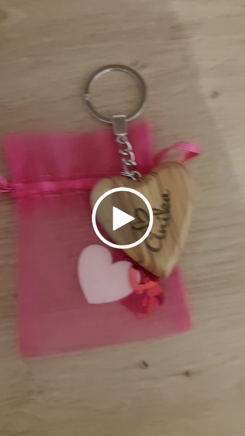 Customer video review of Schlüsselanhänger Herz 5cm 2-seitig personalisierbar