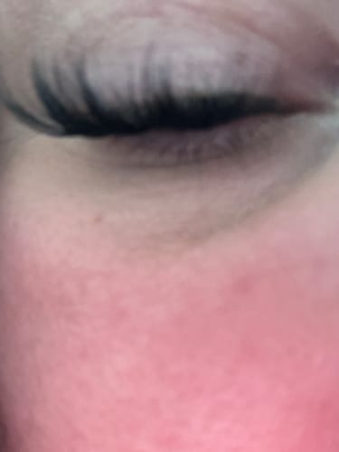 Nahaufnahme des geschlossenen Auges einer Rezensentin, die das Ergebnis des DIY SUPER BOND BLACK auf den Wimpern zeigt.
