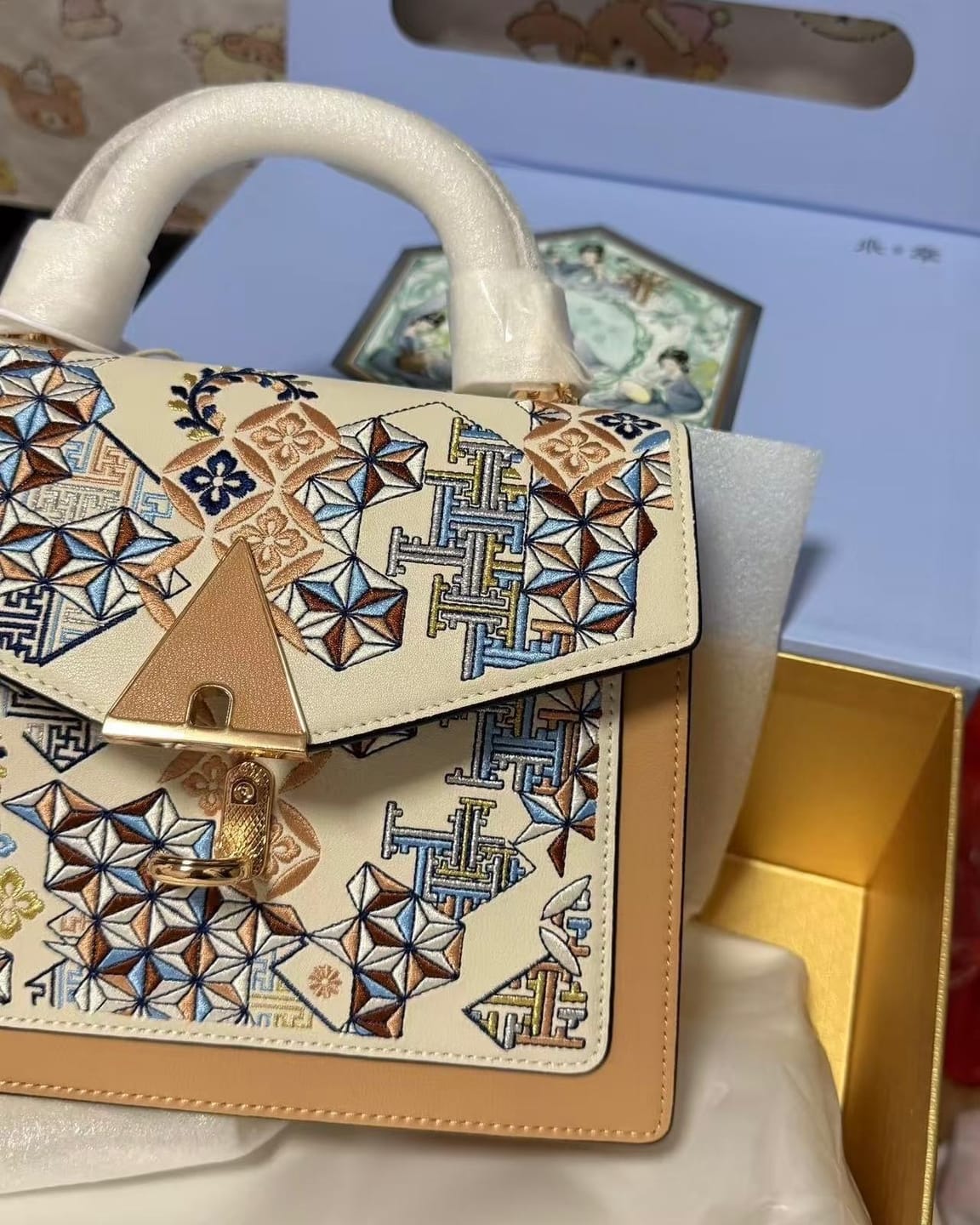 Customer photo review of Tang Red 24 Embroidered Suozi Pattern Top-Handle Bag