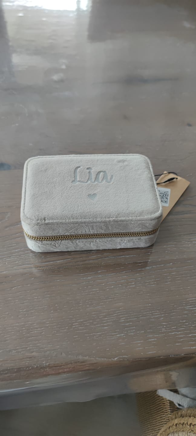Customer photo review of Mein Schmucketui - Personalisiertes Schmucketui in Premium Samt mit Name für Frauen