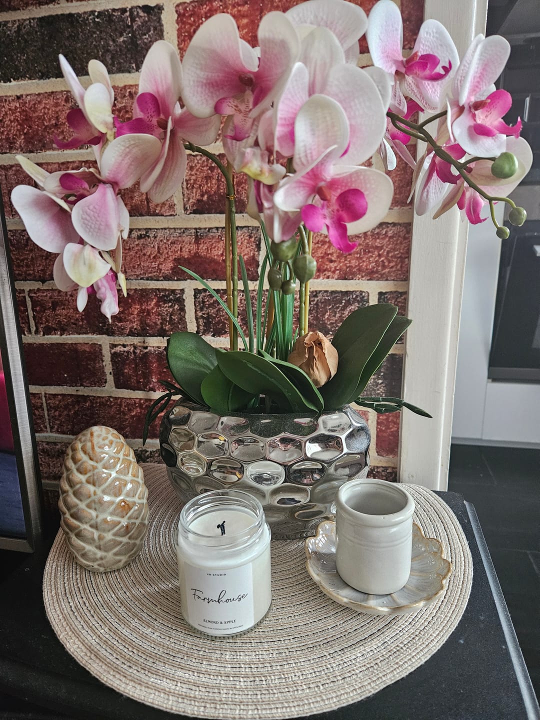 Customer photo review of "Farmhouse" Sweet Almond & Apple Candle