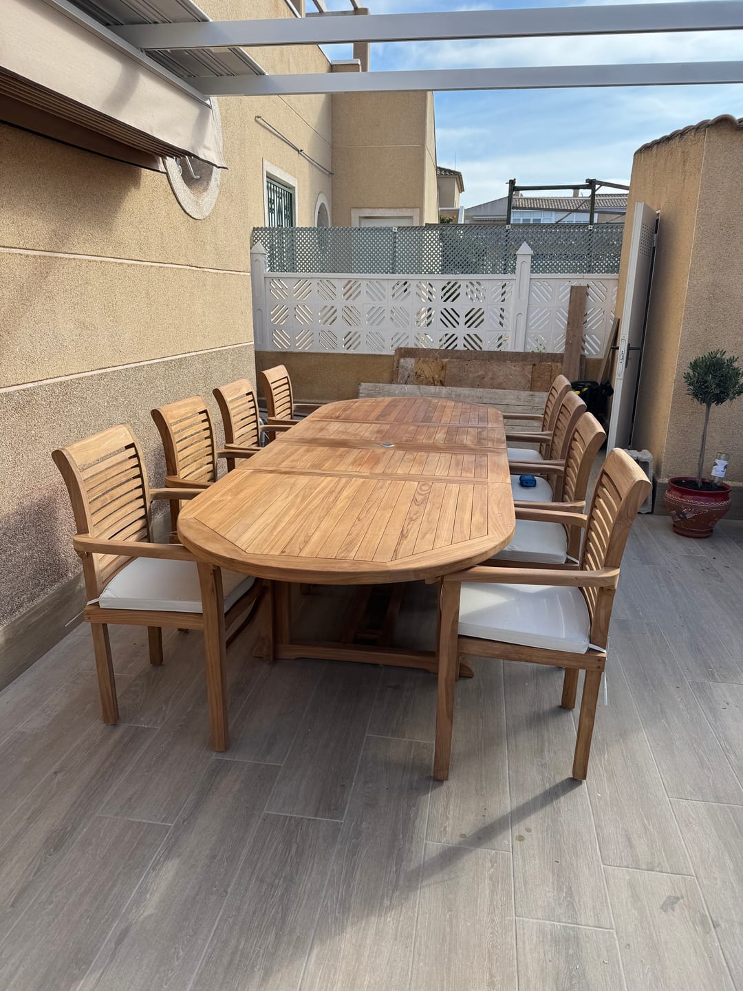 Customer photo review of Giant teak garden furniture set, 2-3m rectangular extendable table with 4cm thick top (12 Oxford stacking chairs), including cushions