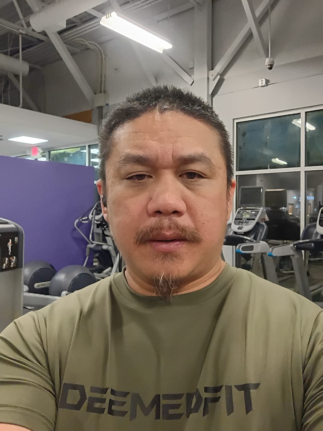 Customer photo review of Men’s Gym Tee “Compellence” -Olive
