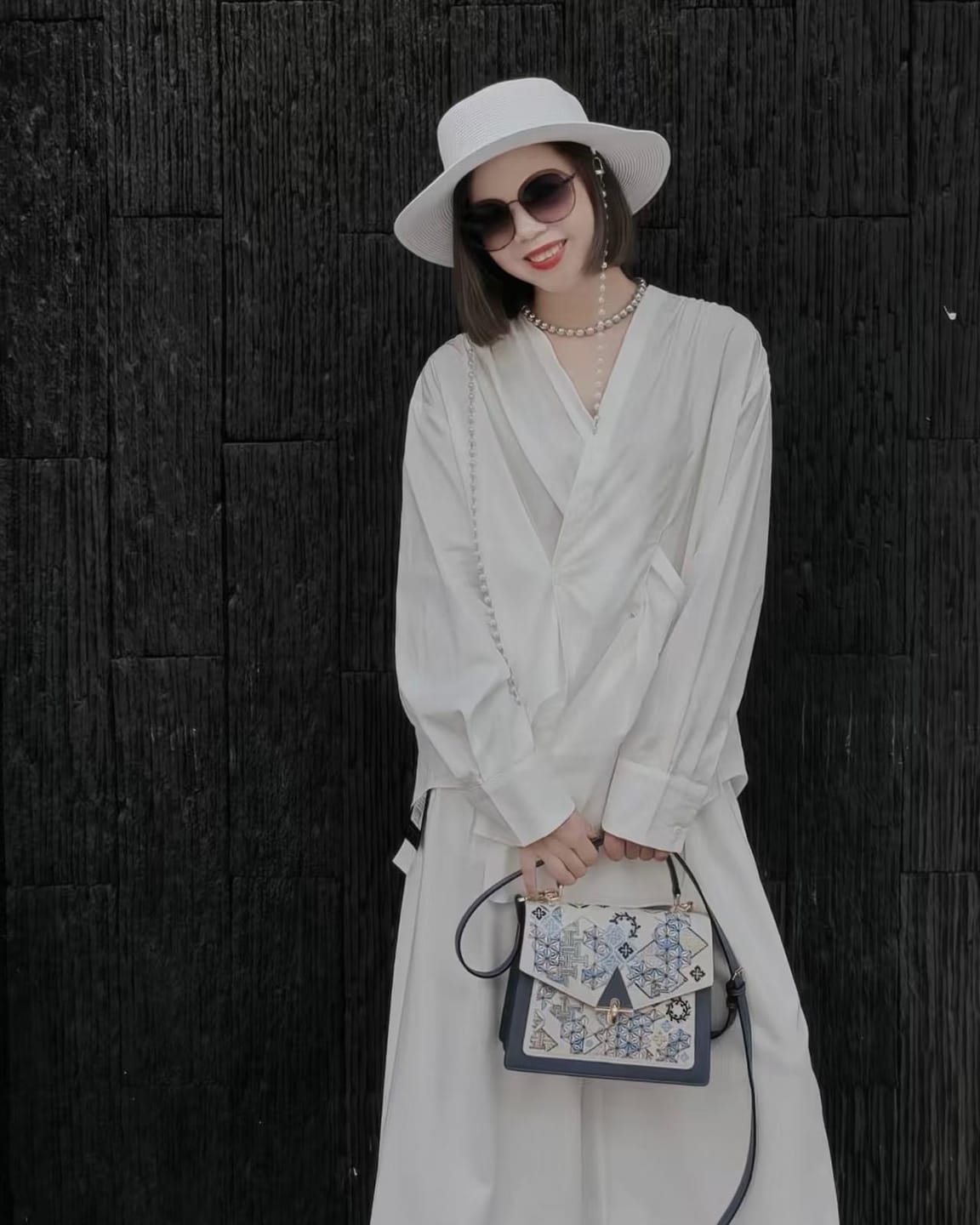 Customer photo review of Tang Red 24 Embroidered Suozi Pattern Top-Handle Bag