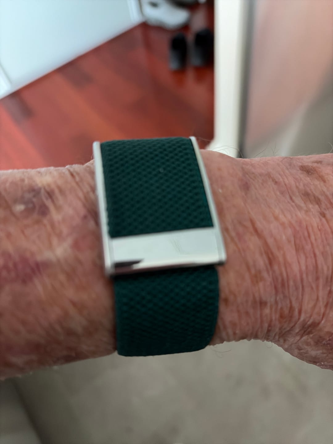 Customer photo review of Fitaos ECG blood glucose blood oxygen Uric acid cholesterol monitoring Smart Bracelet Long Battery Life